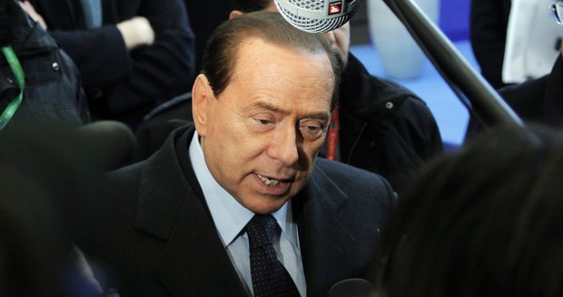Italskému premiérovi už nikdo jeho povídačky o nevině nevěří