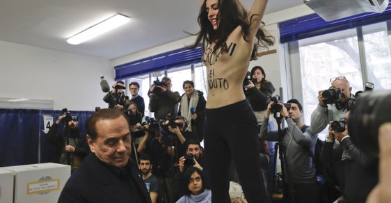 Aktivistka hnutí Femen se u italských voleb nahá vrhla před Silvia Berlusconiho