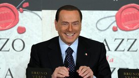 Silvio Berlusconi se s tím nemaže, čelí nejrůznějším skandálům a teď si chce vzít o 49 let mladší ženu.