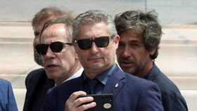 Pohřeb expremiéra Berlusconiho: Bývalí fotbalisté Demetrio Albertini, Franco Baresi a Daniele Massaro. (14. 6. 2023)