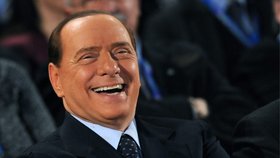 Berlusconi se nařčení ze zneužívání směje