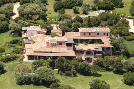 S Berlusconim byla dlouhá léta spojovaná známá Villa Certosa na Sardinii