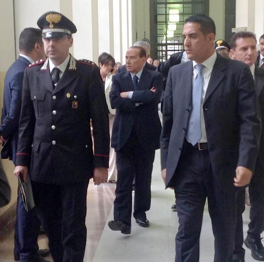 Silvio Berlusconi před soudem v Miláně.