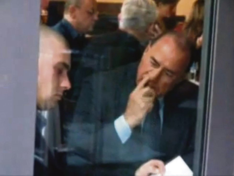 Italský premiér Berlusconi se zašťoural v nose...