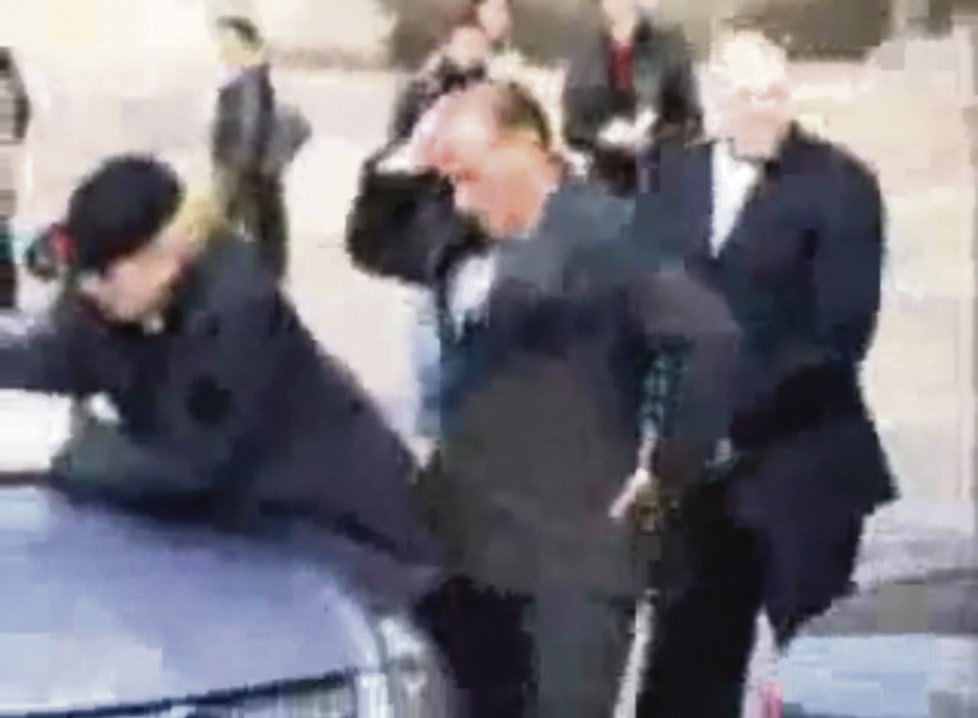 Berlusconi povalil policistku na auto...
