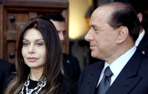 Berlusconiho manželka žádá o rozvod: Je to proutník!