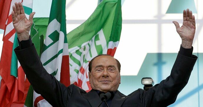 Expremiér Berlusconi proslul jako charismatický a emotivní lídr.