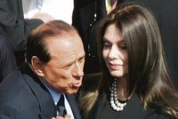 Telefonní rozhovor mezi Berlusconim a prostitutkou: Počkej na mě v Putinově posteli