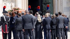 Pohřeb Berlusconiho: Odnášení rakve (14.6.2023)