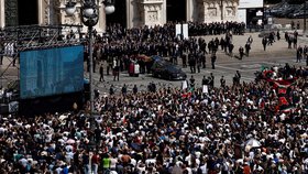 Pohřeb Berlusconiho: Odnášení rakve (14.6.2023)