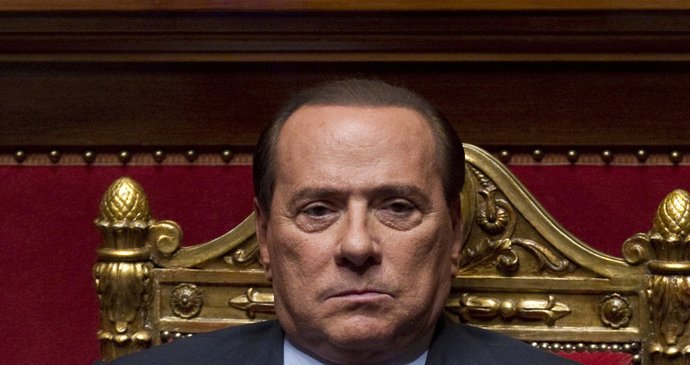 Berlusconi se rádpozorně díval na lesbickou show