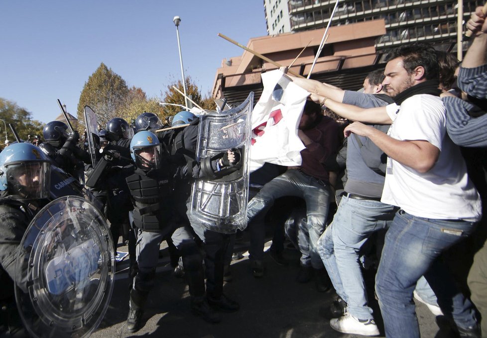 Aktivisté proti projevu protestovali.