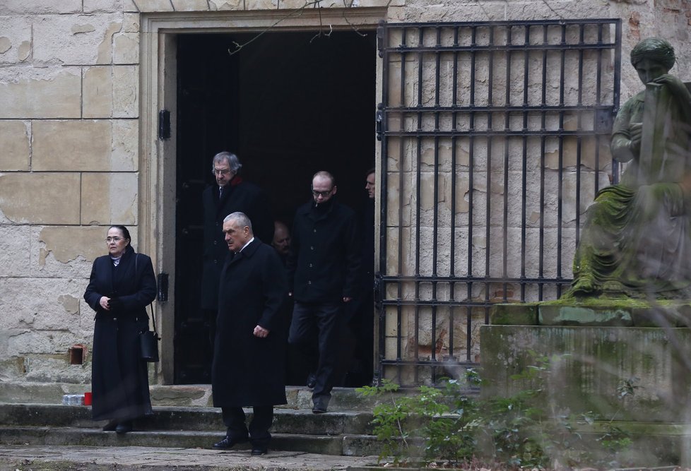 Pohřbu se zúčastnil i exministr zahraničí Karel Schwarzenberg.