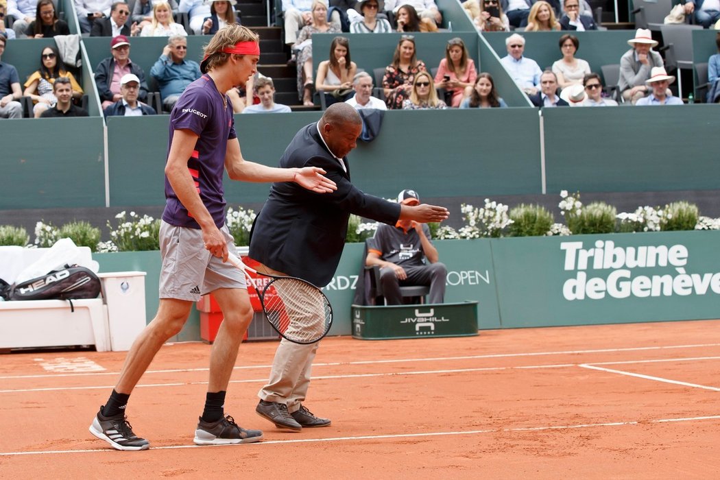 Tenisový rozhodčí Carlos Bernardes v akci přímo na kurtu