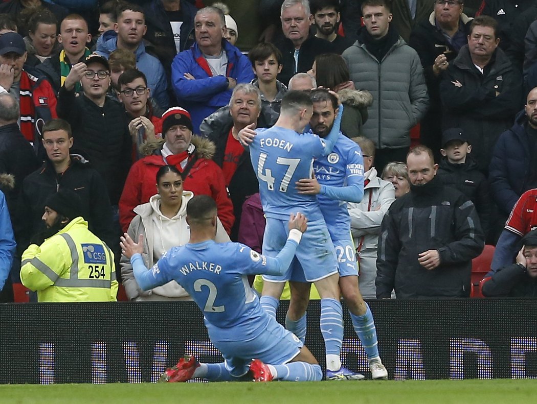 Bernardo Silva slaví se spoluhráči gól v derby proti United