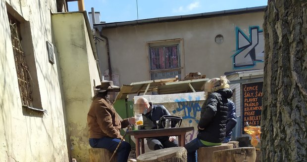 Nešťastný Bernardýn: Kiosek obléhají štamgasti bez roušek! Majitel si neví rady, co s nimi