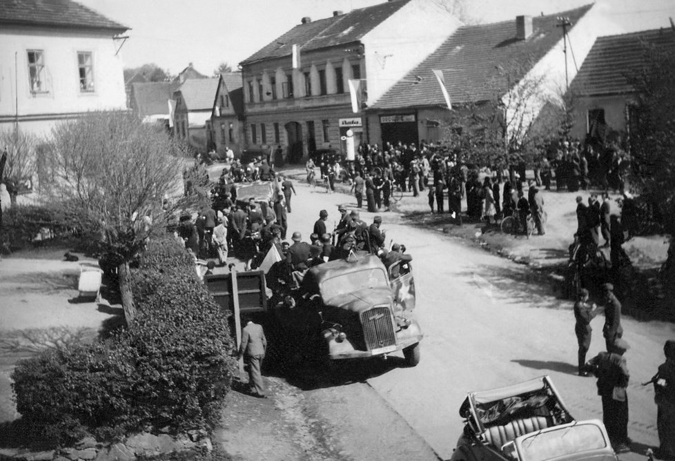 Odzbrojování německých kolon 8. května 1945 před radnicí v Bernarticích. Ne všichni nacisté se ale nechali odzbrojit.