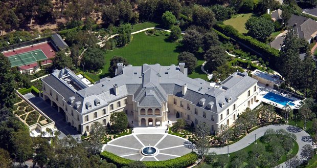 Opulentní rezidence v Los Angeles má hodnotu okolo 4,8 miliardy Kč.