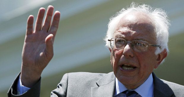 Sanders před delegáty podpořil Clintonovou, stoupenci ho za to „vybučeli“