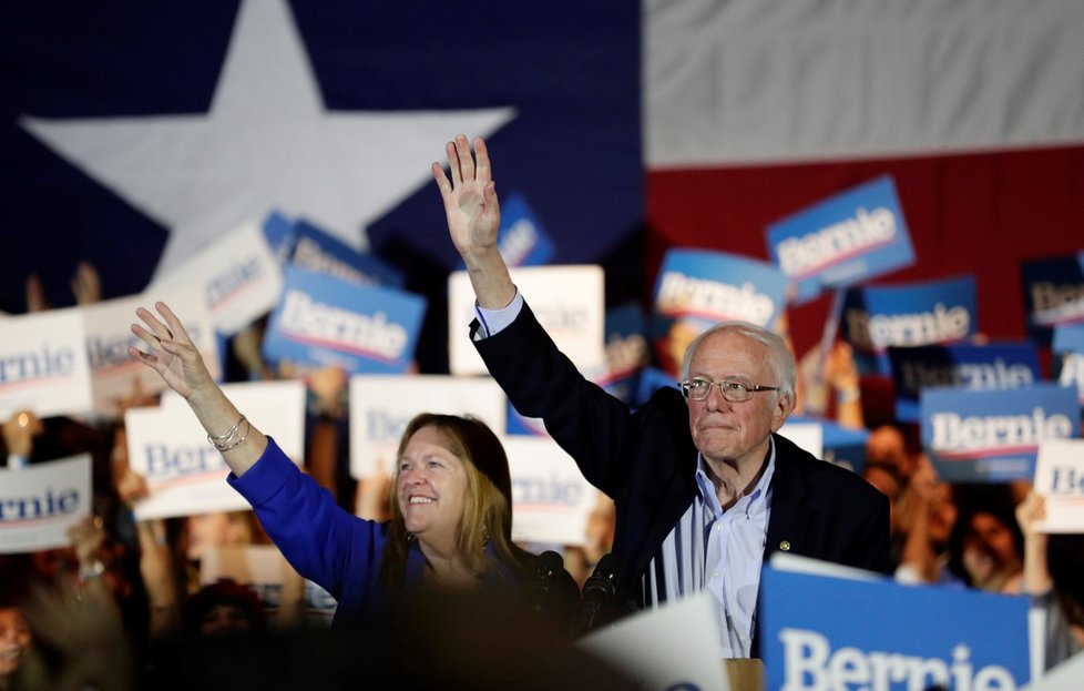 V čele klání demokratů v Nevadě je s velkým náskokem Sanders