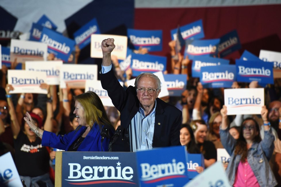 V čele klání demokratů v Nevadě je s velkým náskokem Sanders