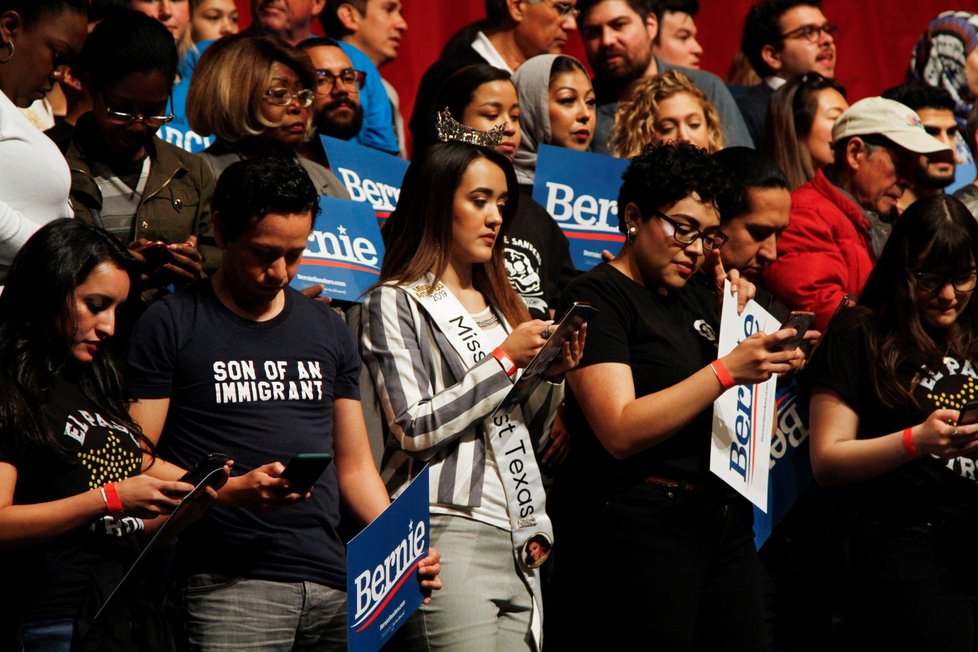 V čele klání demokratů v Nevadě je s velkým náskokem Sanders