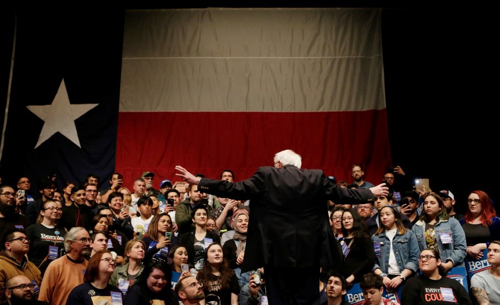 V čele klání demokratů v Nevadě je s velkým náskokem Sanders