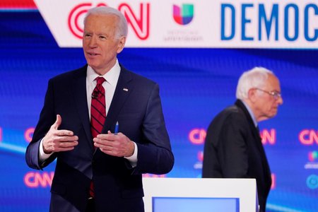 Joe Biden (v popředí) je nyní hlavním kandidátem místo Bernieho Sanderse.