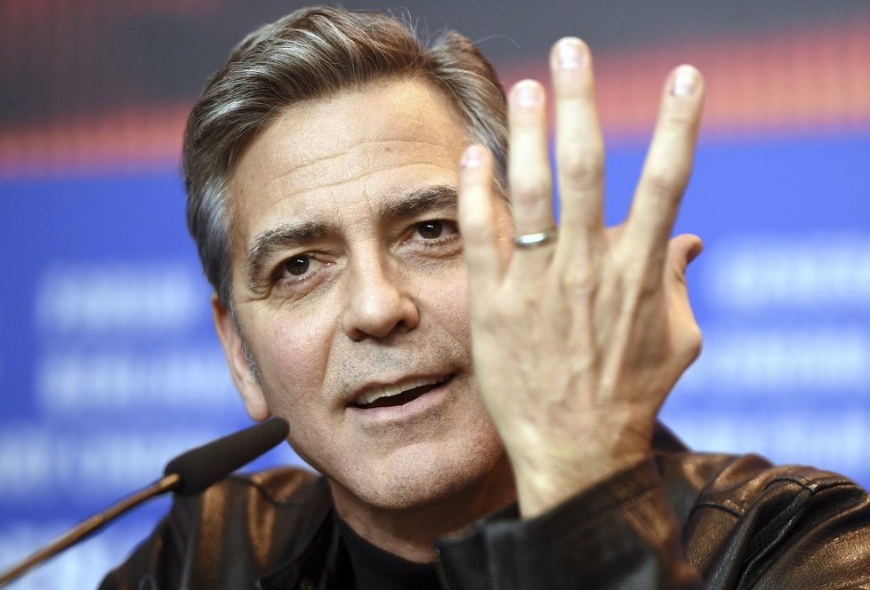 George Clooney se chlubí prstenem na festivalu Berlinale