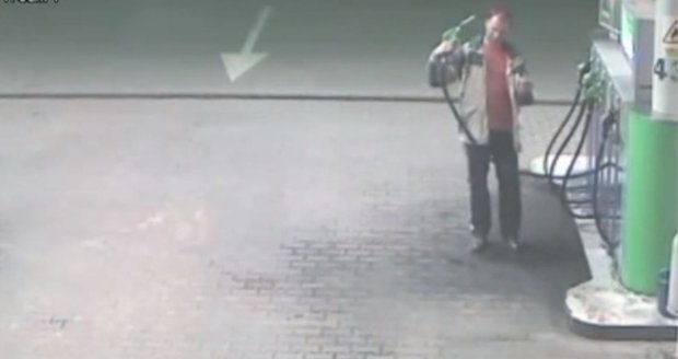 Muž se chtěl v Berouně na benzínce upálit (foto z podobného případu z dubna 2014)