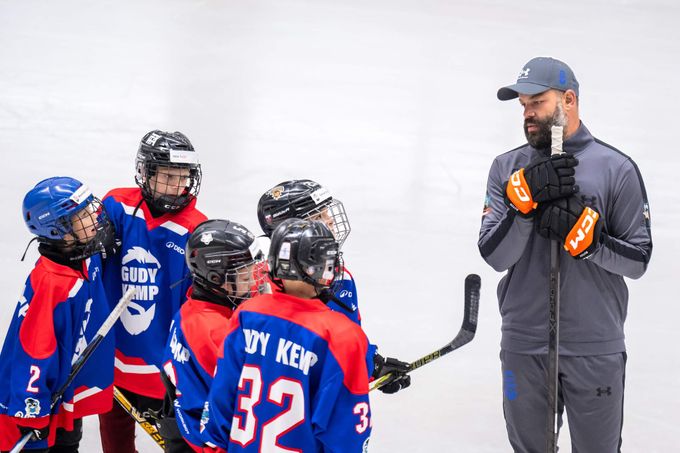 Rvát se Gudas děti ještě neučí. Do jeho kempu dorazily až z USA, přijel i bratr Bouzkové Rvát se Gudas děti ještě neučí. Do jeho kempu dorazily až z USA, přijel i bratr Bouzkové