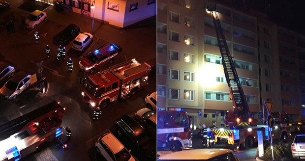 V centru Berouna hořel byt: Hasiči přes žebřík evakuovali dva dospělé s dítětem