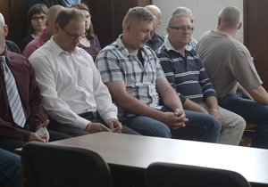 Okresní soud v Berouně projednával 25. května kauzu berounských strážníků obžalovaných ze zneužití pravomoci úřední osoby. Podle neoficiálních informací odpouštěli některým lidem pokuty za špatné parkování. Obžalovaní strážníci jsou nadále ve službě, radnice ctí v kauze presumpci neviny.