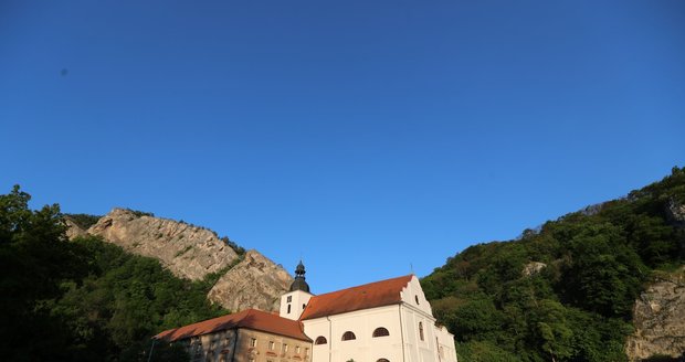 Ve Svatém Janu pod Skalou na Berounsku se s horolezcem utrhla skála. Na pomoc mu přijeli hasiči a do nemocnice jej přepravil vrtulník.