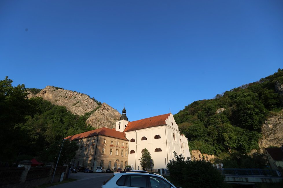 V Svatém Janu pod Skalou na Berounsku se s horolezcem utrhla skála. Na pomoc mu přijeli hasiči a do nemocnice jej přepravil vrtulník.