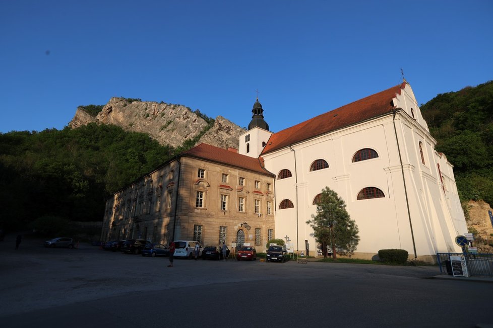 V Svatém Janu pod Skalou na Berounsku se s horolezcem utrhla skála. Na pomoc mu přijeli hasiči a do nemocnice jej přepravil vrtulník.