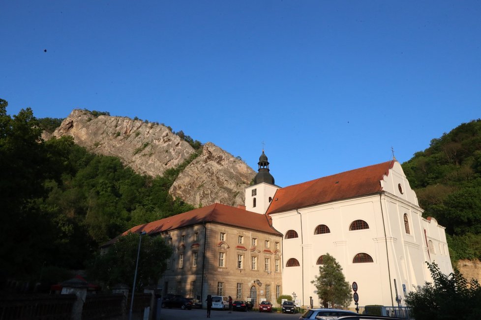 V Svatém Janu pod Skalou na Berounsku se s horolezcem utrhla skála. Na pomoc mu přijeli hasiči a do nemocnice jej přepravil vrtulník.