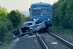 Tragédie v Berouně: Jeden mrtvý a dva těžce zranění po srážce auta s vlakem.