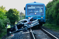 Vlak smetl na Hradecku auto: Řidička zemřela, dítě skončilo v nemocnici