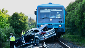 Vlak smetl na Hradecku auto: Řidička zemřela, dítě skončilo v nemocnici