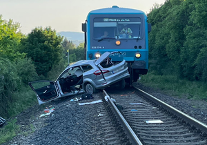 Tragédie v Berouně: Jeden mrtvý a dva těžce zranění po srážce auta s vlakem.