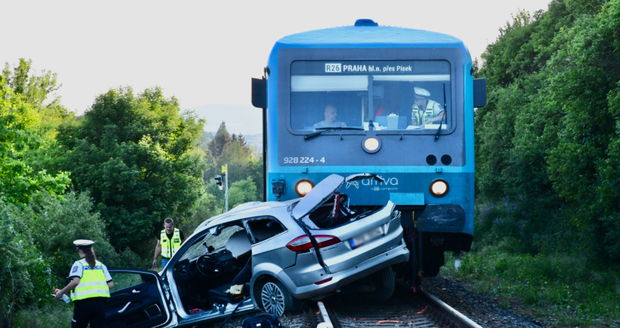 Vlak smetl na Hradecku auto: Řidička zemřela, dítě skončilo v nemocnici