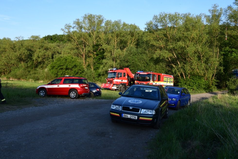 Tragédie v Berouně: Jeden mrtvý a dva těžce zranění po srážce auta s vlakem.