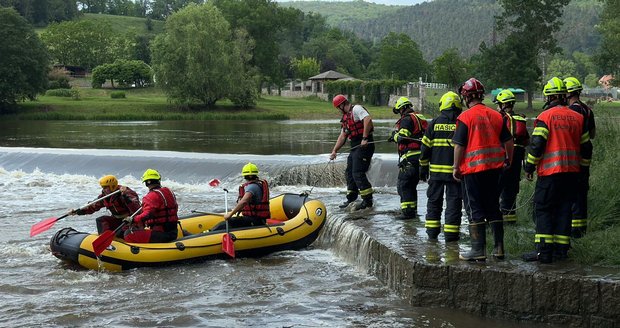 Táta s dětmi vyrazil na řeku Berounku: Loďka se s nimi převrhla, skončili v nemocnici