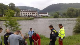 Děvče spadlo ve čtvrtek  odpoledne do Berounky v Hlásné Třebani na Berounsku.