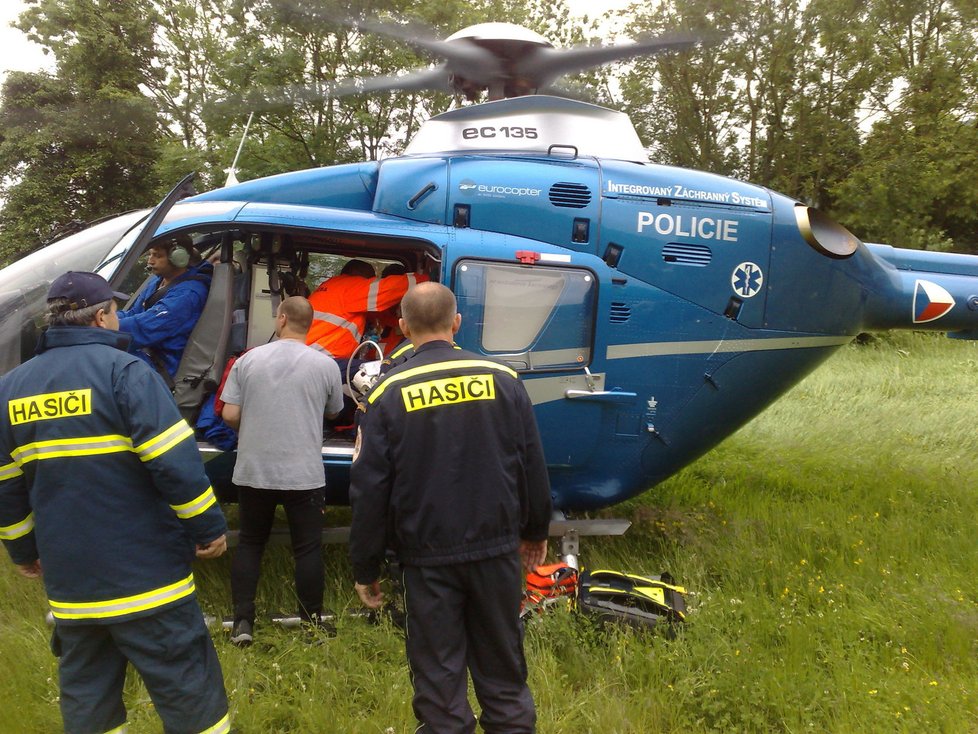 Holčičku převezl vrtulník do nemocnice v Praze