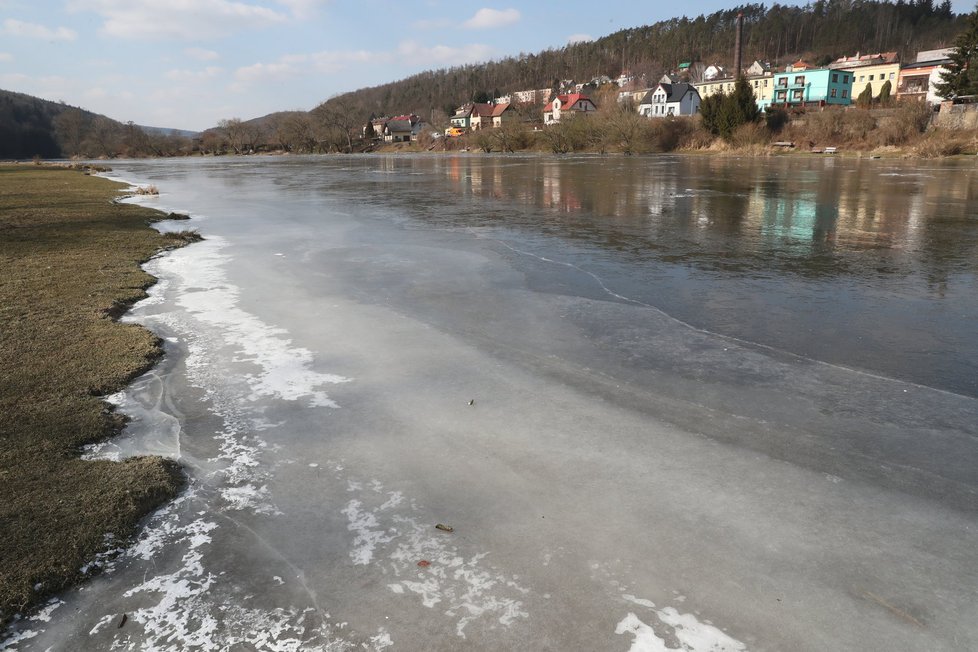 Berounka na několika místech zmrzla. Zkomplikovalo to dokonce i provoz přívozu v Praze.