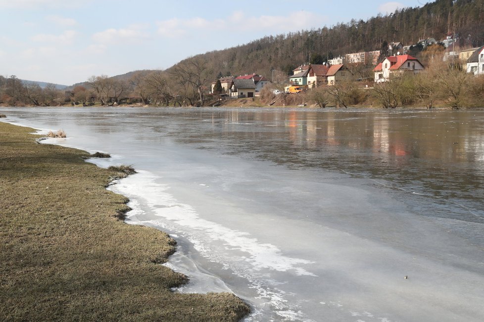 Berounka na několika místech zmrzla. Zkomplikovalo to dokonce i provoz přívozu v Praze.