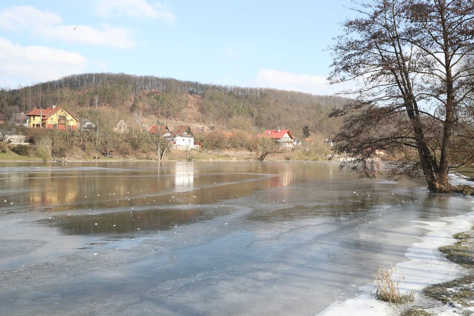 Berounka na několika místech zmrzla.