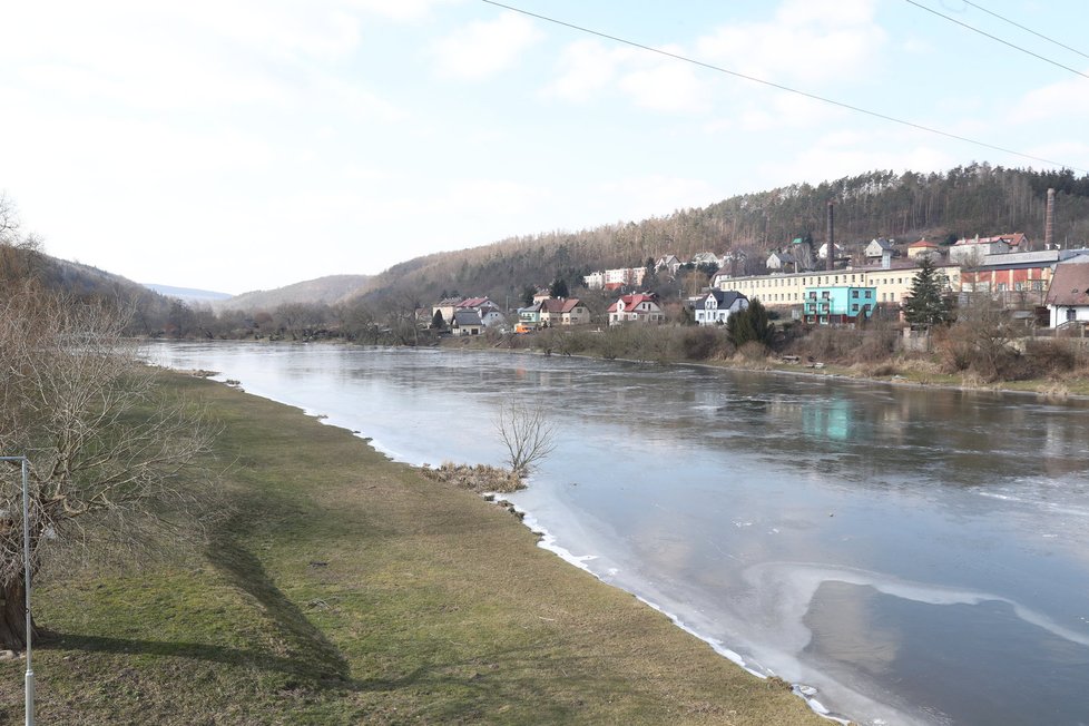 Berounka na několika místech zmrzla. Zkomplikovalo to dokonce i provoz přívozu v Praze.